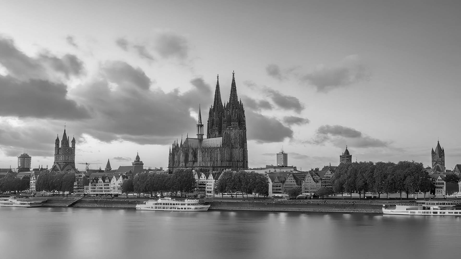 Kölner Dom über dem Rhein